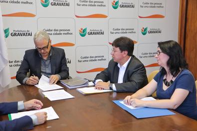 Prefeituras de Porto Alegre e Gravataí assinam convênio referente ao aterro Santa Tecla