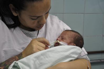 SMS, através do HMIPV, no atendimento a mãe Loraine de Souza e o seu filho, Theo Souza Luz. Théo nasceu prematuro com 28 semanas. Local: Uti Neonatal