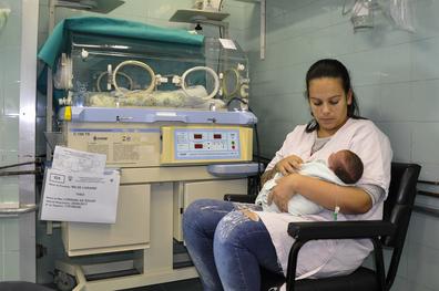 SMS, através do HMIPV, no atendimento a mãe Loraine de Souza e o seu filho, Theo Souza Luz. Théo nasceu prematuro com 28 semanas. Local: Uti Neonatal