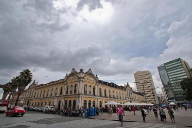 A sexta-feira que começou com instabilidade e chuva, inclusive com chuva forte, raios, trovoadas e até com rajadas de vento, terá melhora gradativa do tempo e o sol aparece com nuvens no decorrer do dia, porém da tarde à noite, mas sobretudo no período noturno, novas áreas de instabilidade trazem chuva que pode ser forte com raios e trovoadas e também com rajadas de vento forte. Mínimas entre 16°C e 18°C e máximas entre 26°C e 28°C.