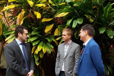 Encontro dos secretários Adriano Naves de Brito e Luciano Alabarse com o ministro da Educação da Suécia no Centro Municipal de Cultura