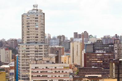 O sol predomina ao longo do dia, com amplos períodos de céu claro. 