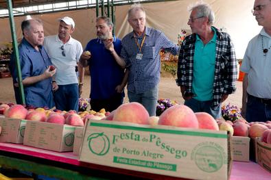 Prefeito em exercício Gustavo Paim, visita a Festa do Pêssego, realizada no bairro Vila Nova.