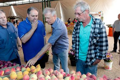 Prefeito em exercício Gustavo Paim, visita a Festa do Pêssego, realizada no bairro Vila Nova.