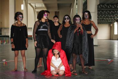 Projovem adolescente dá show de teatro com a Festa do Dia das Bruxas