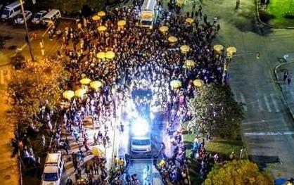 Mesmo com chuva, o Carnaval de Rua de Porto Alegre levou mais de 15 mil pessoas à Praça Garibaldi no sábado, 10