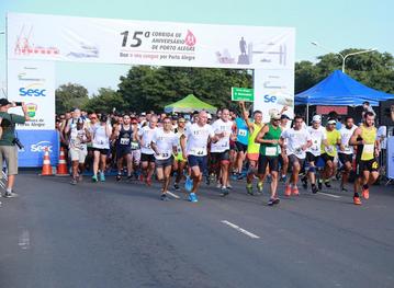 Mais de mil atletas participaram da 15ª Corrida de Aniversário de Porto Alegre.