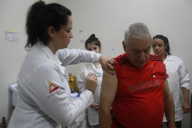 Oitenta e três postos de atendimento estão abertos neste sábado, 4, Dia D para a vacinação contra a gripe em Porto Alegre.