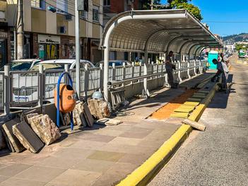 Porto Alegre, RS, 29/4/2026: Estação de embarque Padre Rambo, no sentido bairro-centro da Avenida Bento Gonçalves