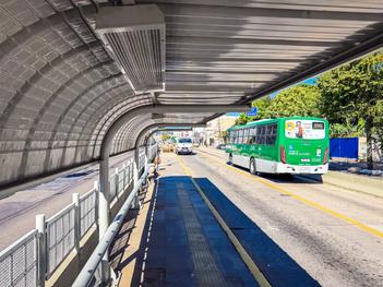 Porto Alegre, RS, 29/4/2026: Estação de embarque Padre Rambo, no sentido bairro-centro da Avenida Bento Gonçalves