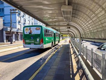 Porto Alegre, RS, 29/4/2026: Estação de embarque Padre Rambo, no sentido bairro-centro da Avenida Bento Gonçalves