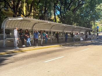 Porto Alegre, RS, 29/4/2026: Estação de embarque Universidade (Vavá), no sentido bairro-centro da Avenida João Pessoa