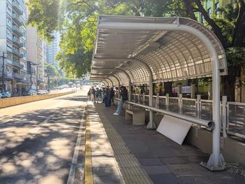 Porto Alegre, RS, 29/4/2026: Estação de embarque Universidade (Vavá), no sentido bairro-centro da Avenida João Pessoa