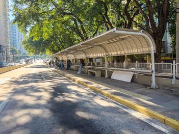 Porto Alegre, RS, 29/4/2026: Estação de embarque Universidade (Vavá), no sentido bairro-centro da Avenida João Pessoa