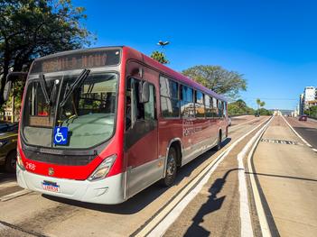 Corredor de ônibus da Avenida João Pessoa, junto à estação de embarque Universidade (Vavá).