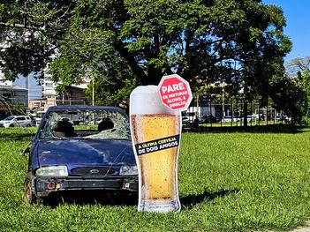 Veículo envolvido em acidente real instalado no cruzamento da avenida Ipiranga com a São Manoel, na ação “A última cerveja de dois amigos”